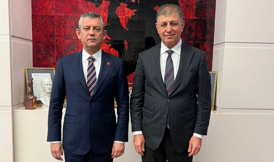 İzmir Büyükşehir Belediye Başkanı Cemil Tugay, CHP Genel Başkanı Özgür