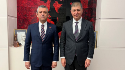 İzmir Büyükşehir Belediye Başkanı Cemil Tugay, CHP Genel Başkanı Özgür