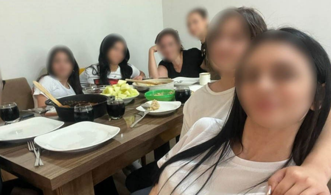 İzmir’in Bornova ilçesinde görev yapan bir öğretmenin, kız öğrencileri ders