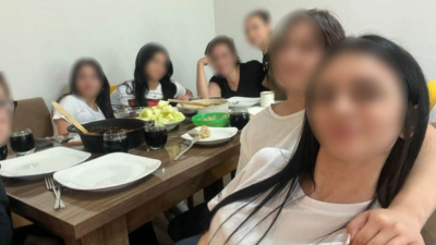 İzmir’in Bornova ilçesinde görev yapan bir öğretmenin, kız öğrencileri ders