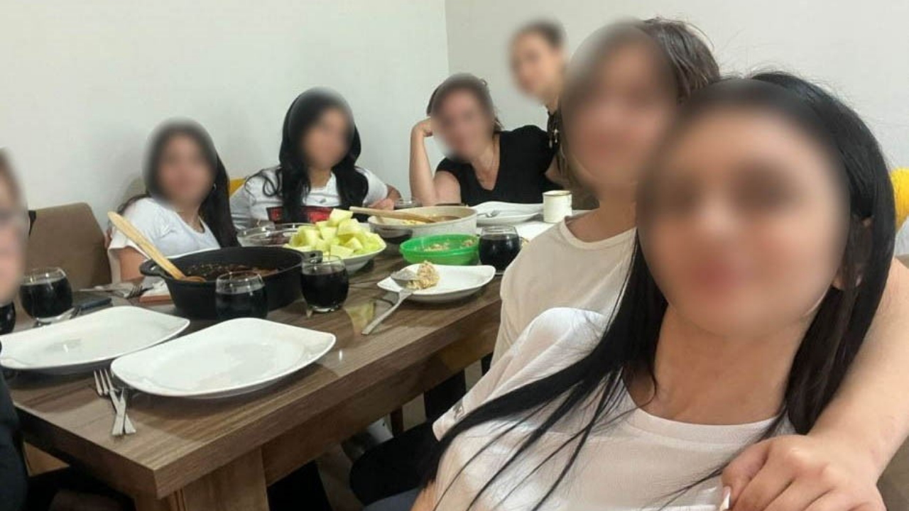 İzmir’in Bornova ilçesinde görev yapan bir öğretmenin, kız öğrencileri ders