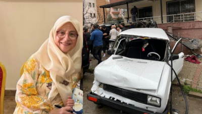 İzmir’in Ödemiş ilçesinde kontrolden çıkan otomobilin park halindeki araçlara çarpıp