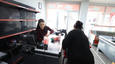 Menderes Belediyesi’nin sosyal market uygulamasıyla 2025’te 310 ihtiyaç sahibi vatandaşa