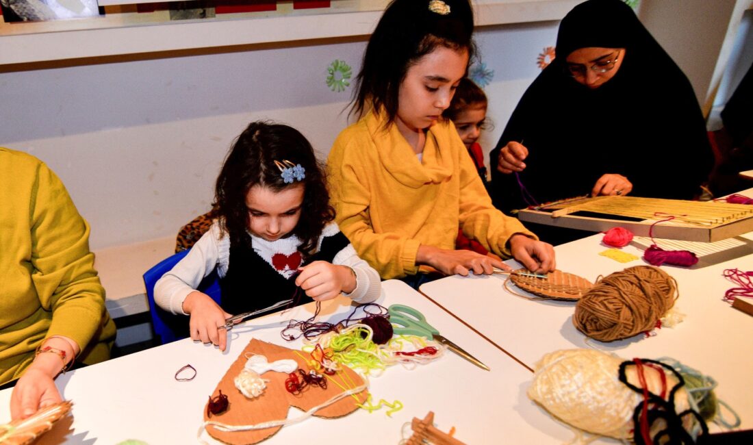 Bornova Belediyesi Çocuk Oyun ve Aktivite Merkezleri’nde düzenlenen ebeveyn atölyeleri