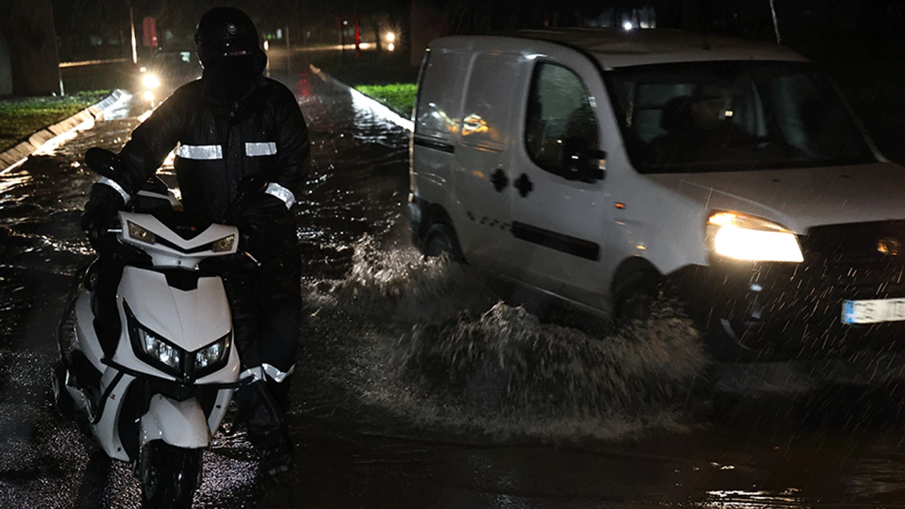 Meteoroloji 2’nci Bölge Müdürlüğü’nün uyarısının ardından İzmir’de gece saatlerinden itibaren